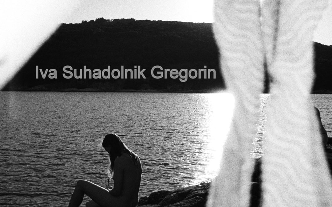 »S svojim fantom, dekletom, ki mi je avgusta zlomilo srce, in njeno najboljšo prijateljico sem bila na umetniški rezidenci.«