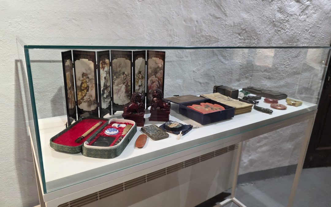 Vodstvo po razstavi Vznemirljivi svet zbirateljstva z okroglo mizo